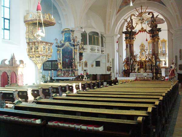 Innenansicht der Wallfahrtskirche von Neukirchen b. Hl. Blut