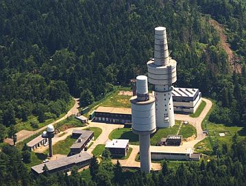 NATO-Türme und Panorama-Resort am Hohen Bogen